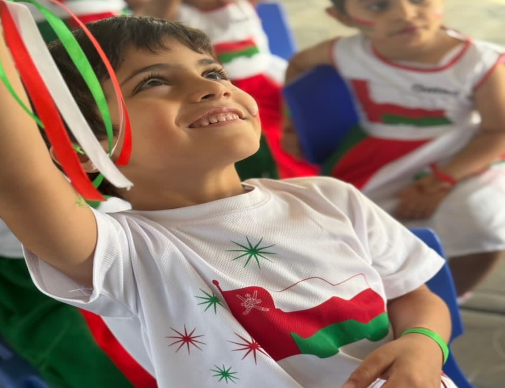 أطفال يلعبون ويتعلمون